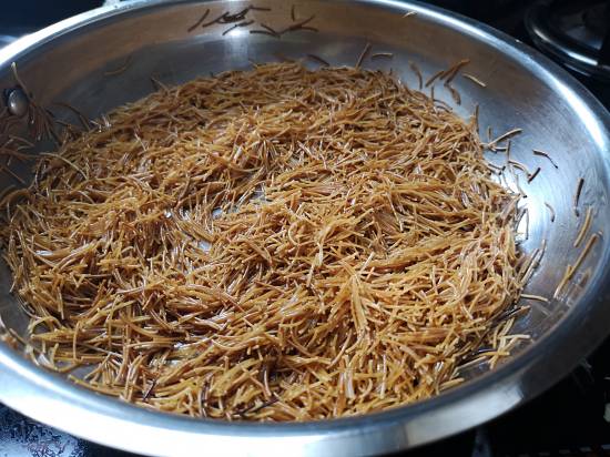close up view of roasted vermicelli for preparing Sevaiyan Kheer, close up picture of Semiyan Payasam garnished with roasted cashew nuts, almonds and raisins, how to make Vermicelli Payasam for Navratri