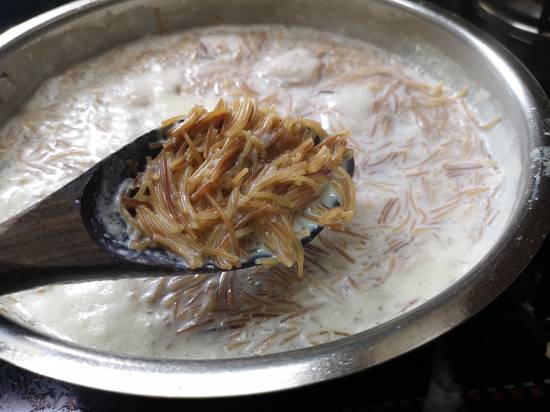 close up photo of cooked vermicelli boiled in hot milk for kheer