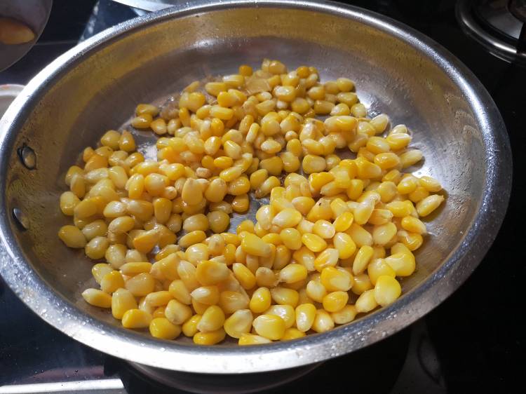 sauteing boiled sweet corns for spinach corn cheese sandwich