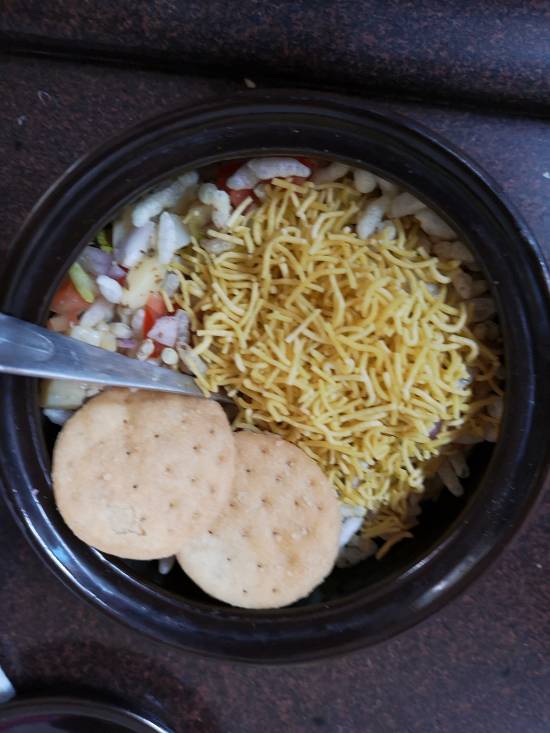 serving Sukha Bhel with sev and papdis, how to make dry bhel