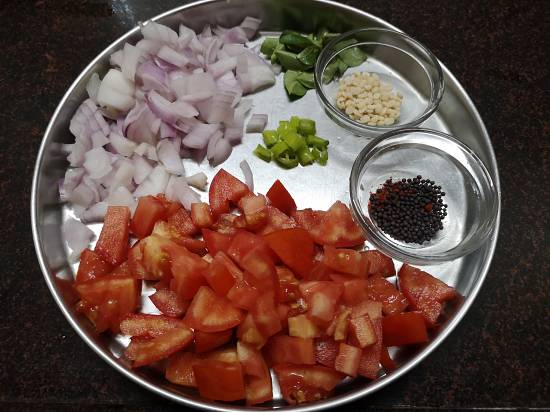onions, tomatoes, green chillies, mustard seeds for tomato rice recipe, how to make tomato rice