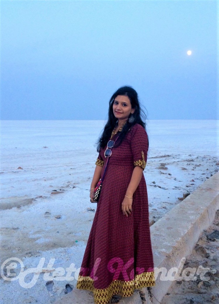 close up photo of me with white sands at Rann of kutch on a full moon day. how to spend time at Rann of Kutch