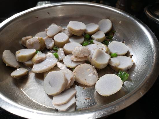 roasting arbi slices in hot oil, Vrat Wali Sukhi Arbi Recipe