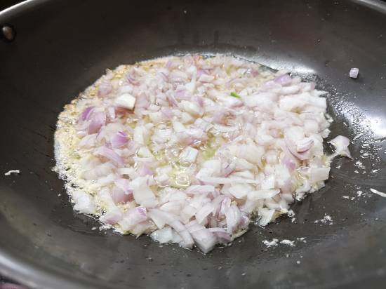 add chopped onions in pav bhaji 