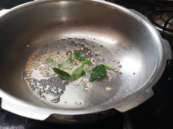 adding curry leaves in Peanut Sundal | verkadalai sundal | nilakadalai sundal