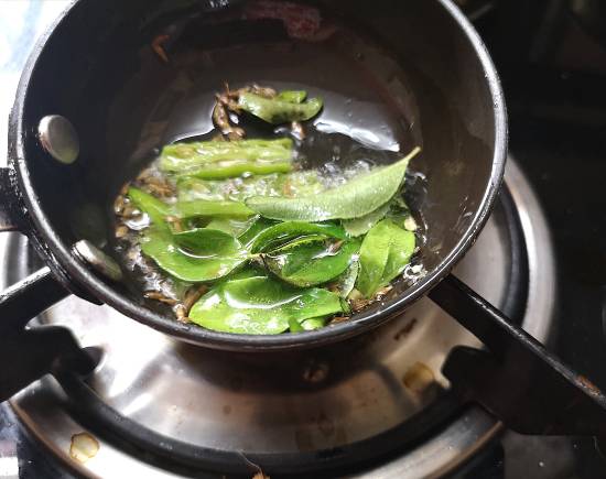 adding curry leaves in vrat kadhi | rajgira kadhi recipe