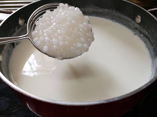 adding cooked sabudana in the milk for preparing sabudana kheer 
