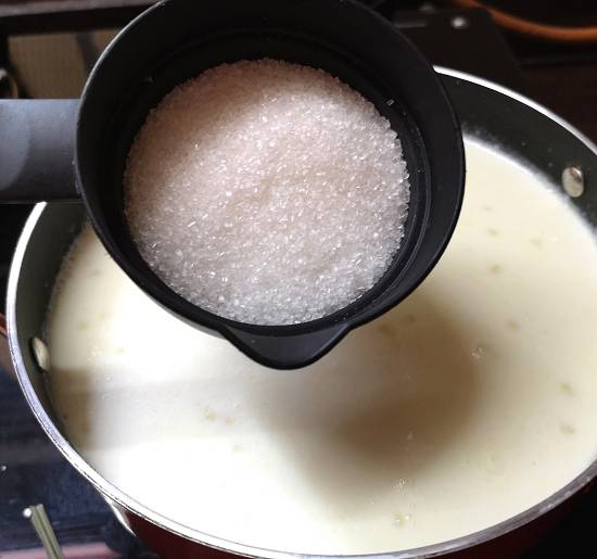 adding sugar in boiled milk for sabudana kheer 