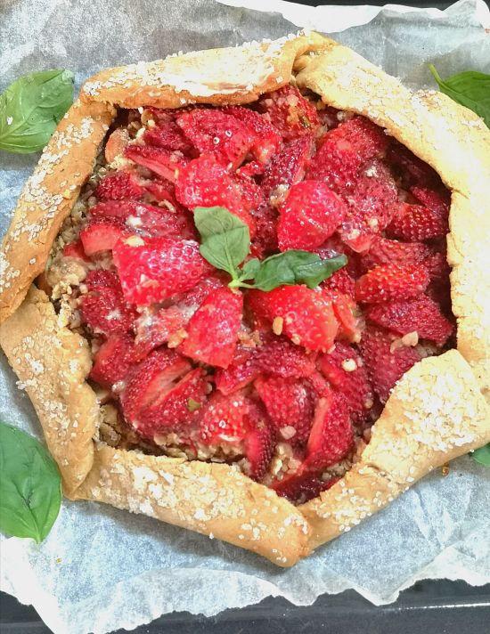 Strawberry Oats Crumble Galette, Easy Recipe of French Tart made with strawberries 