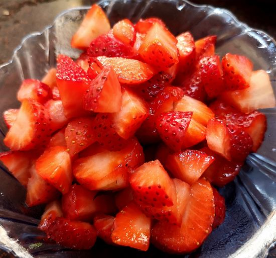 chop strawberries for strawberry yogurt recipe
