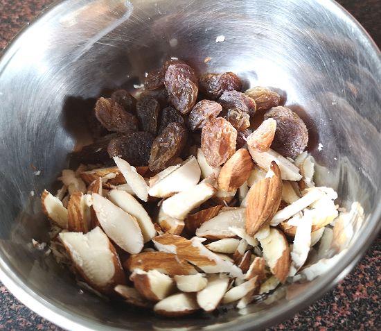 almonds and raisins for gajar halwa