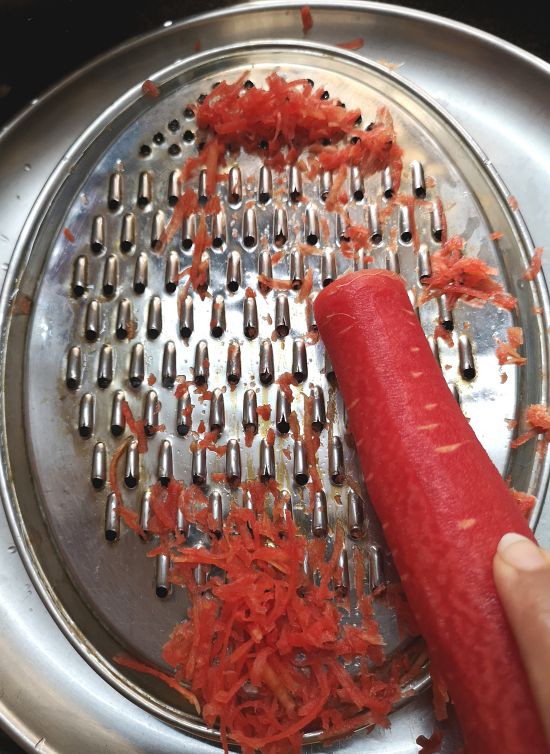how to grate carrots
