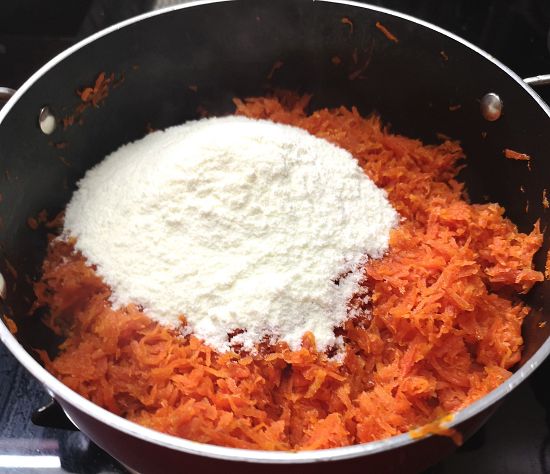 adding milk powder to carrot barfi