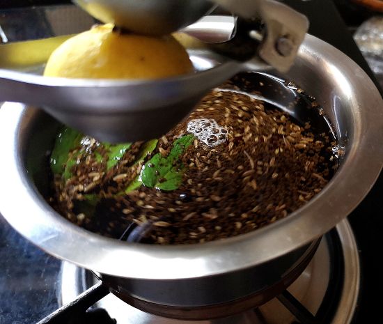 adding lemon juice to hajmola chai