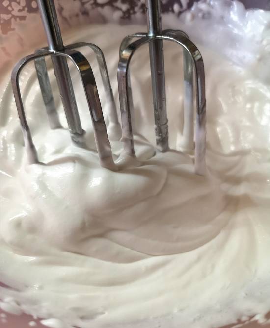 forming peaks of whipping cream for Nutella Mousse