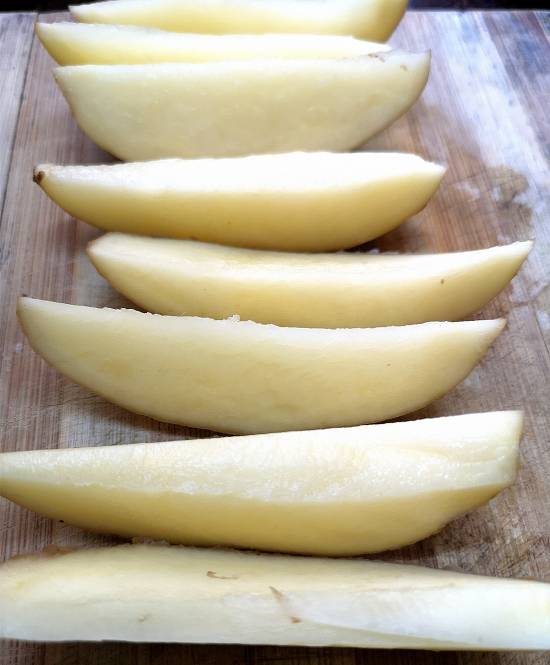 cutting potatoes into further halves for potato wedges, How to make Garlic Potato Wedges 