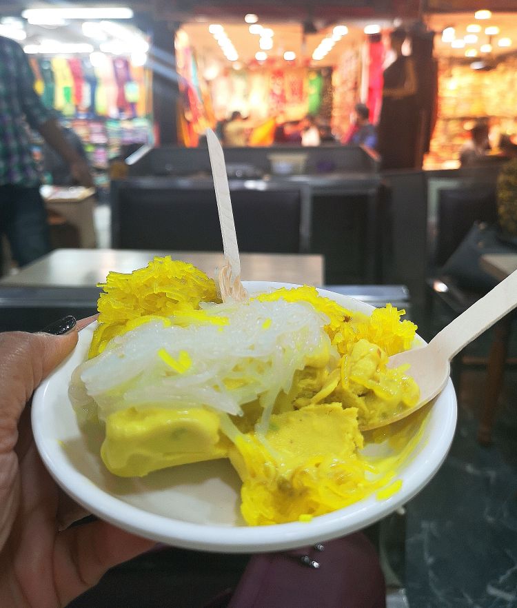 Foodies guide in Lucknow, Where to eat in Lucknow, Prakash ki Kulfi at Aminabad Lucknow