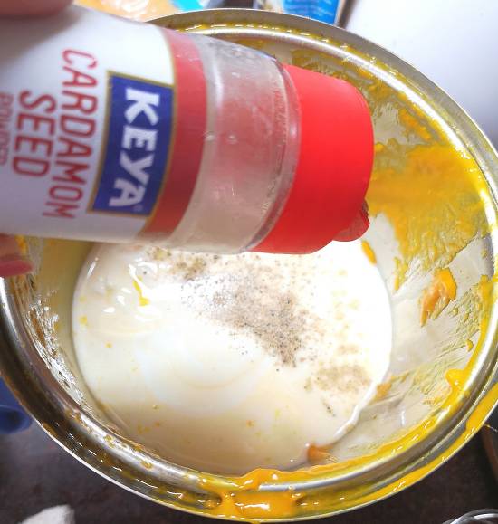 No cook mango matka kulfi recipe, adding cardamom powder to mango pulp for mango matka kulfi