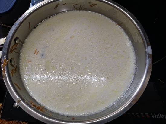 boiling milk for sheer kurma