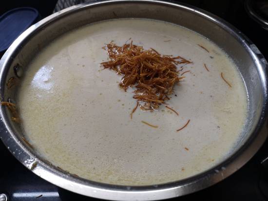 boiled milk and vermicelli for sheer khurma recipe