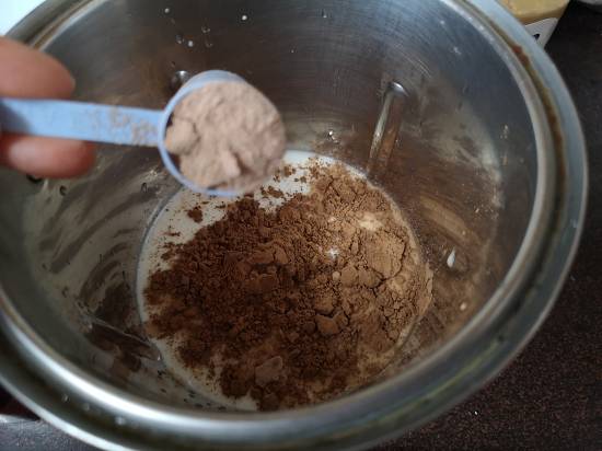 adding chocolate protein powder to smoothie 