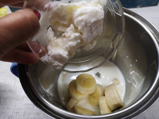 adding vanilla ice cream to the blender for Strawberry Banana Milkshake, Creamy Strawberry Banana Shake