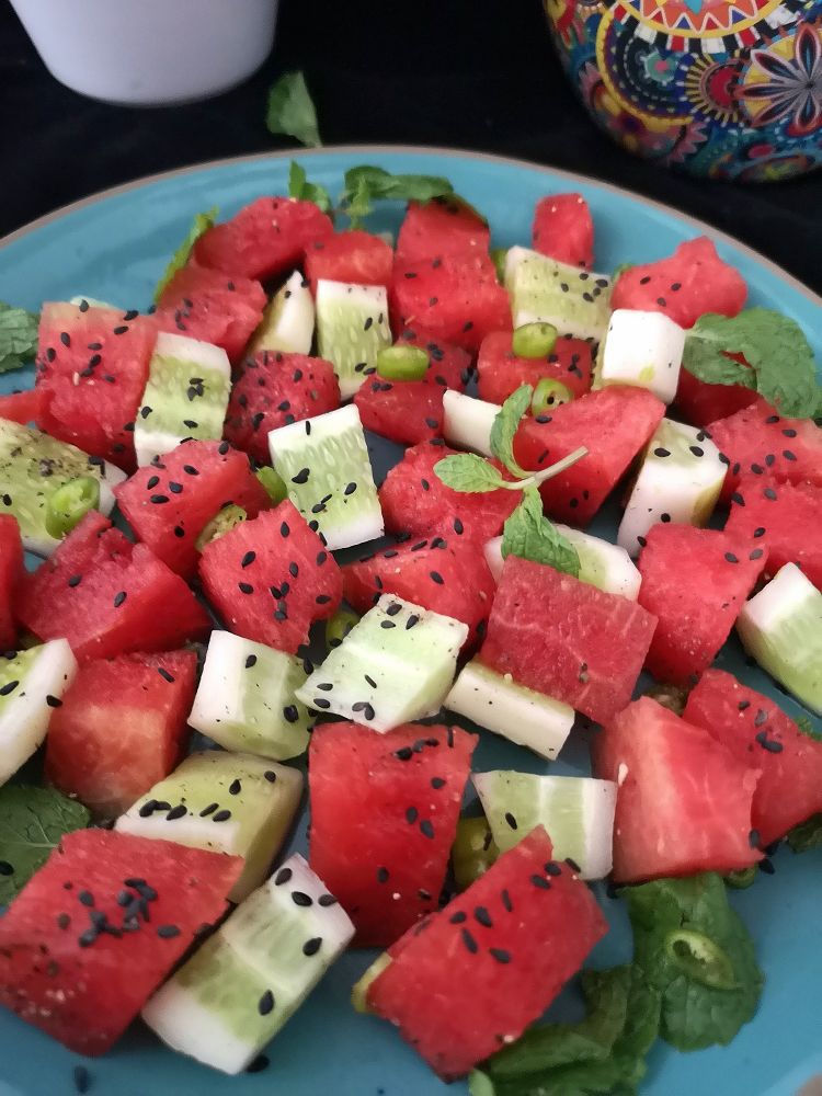 how to make watermelon cucumber salad, How to cut a watermelon into cubes